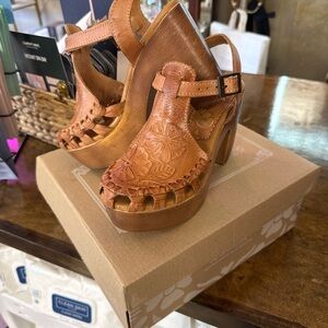 Elegant Tan Leather Women's Sandals